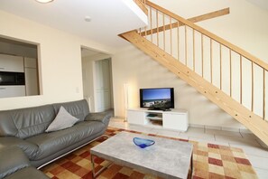 TV connectée, table de tennis de table, chaîne hi-fi