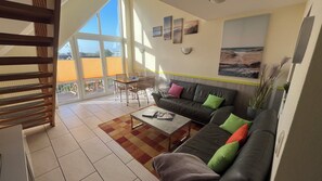 TV connectée, table de tennis de table, chaîne hi-fi