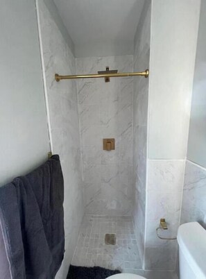 Dusche, Handtücher, Shampoo