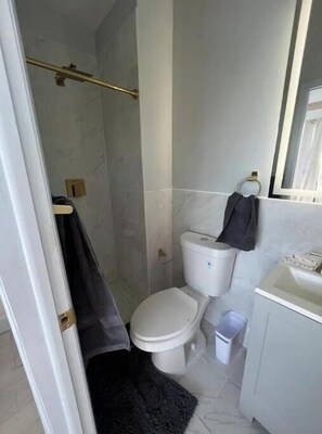 Douche, serviettes fournies, shampoing