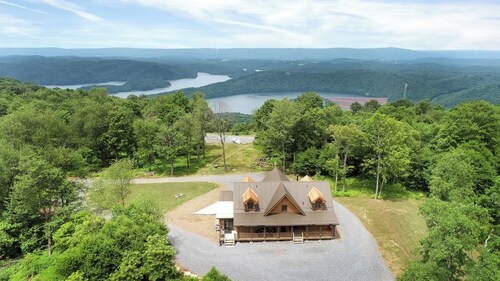 Eagle's Escape - Mountain top lodge with spectacular views