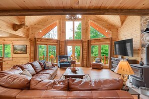 TV, fireplace - Eagle's Escape - Mountain top lodge with spectacular views (Huntingdon)