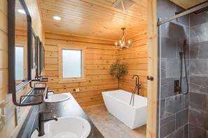 Shower, towels - Eagle's Escape - Mountain top lodge with spectacular views (Huntingdon)