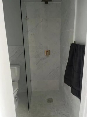 Dusche, Handtücher, Shampoo