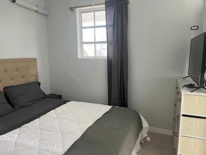 1 bedroom, desk, WiFi, bed sheets