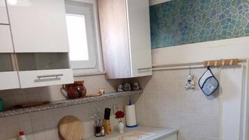 Frigorífic, placa de cuina i cafetera i tetera