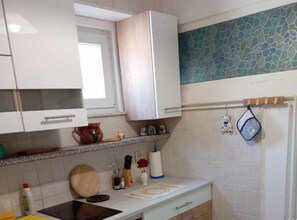 Fridge, stovetop, coffee/tea maker, cookware/dishes/utensils - Apartments Julia - Studio Apartment Julia 1 (Martinscica)