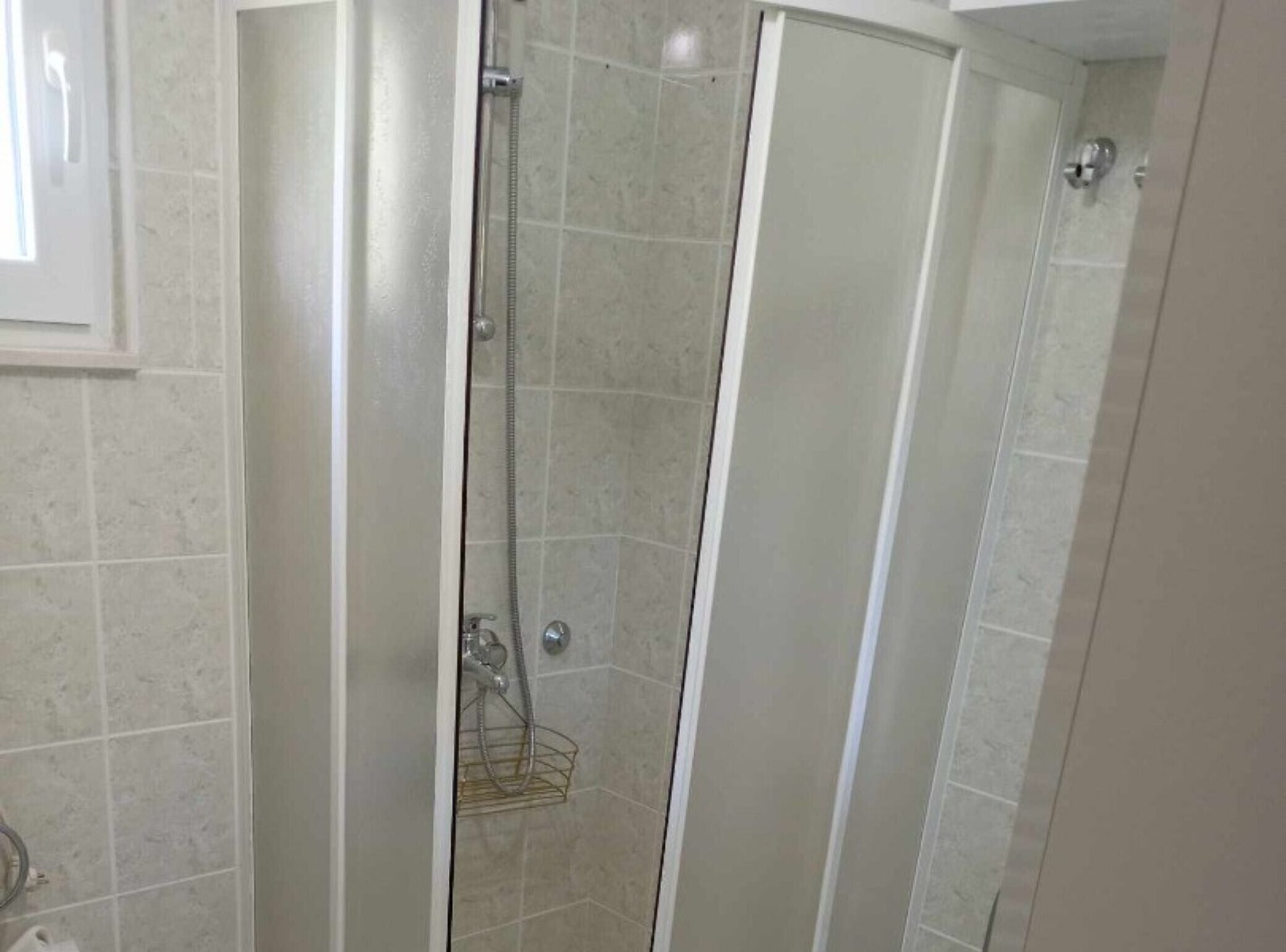 Douche, sèche-cheveux, serviettes fournies