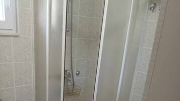 Regadera, secadora de cabello, toallas