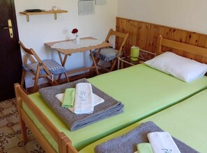 1 habitación, tabla de planchar con plancha, wifi y ropa de cama 