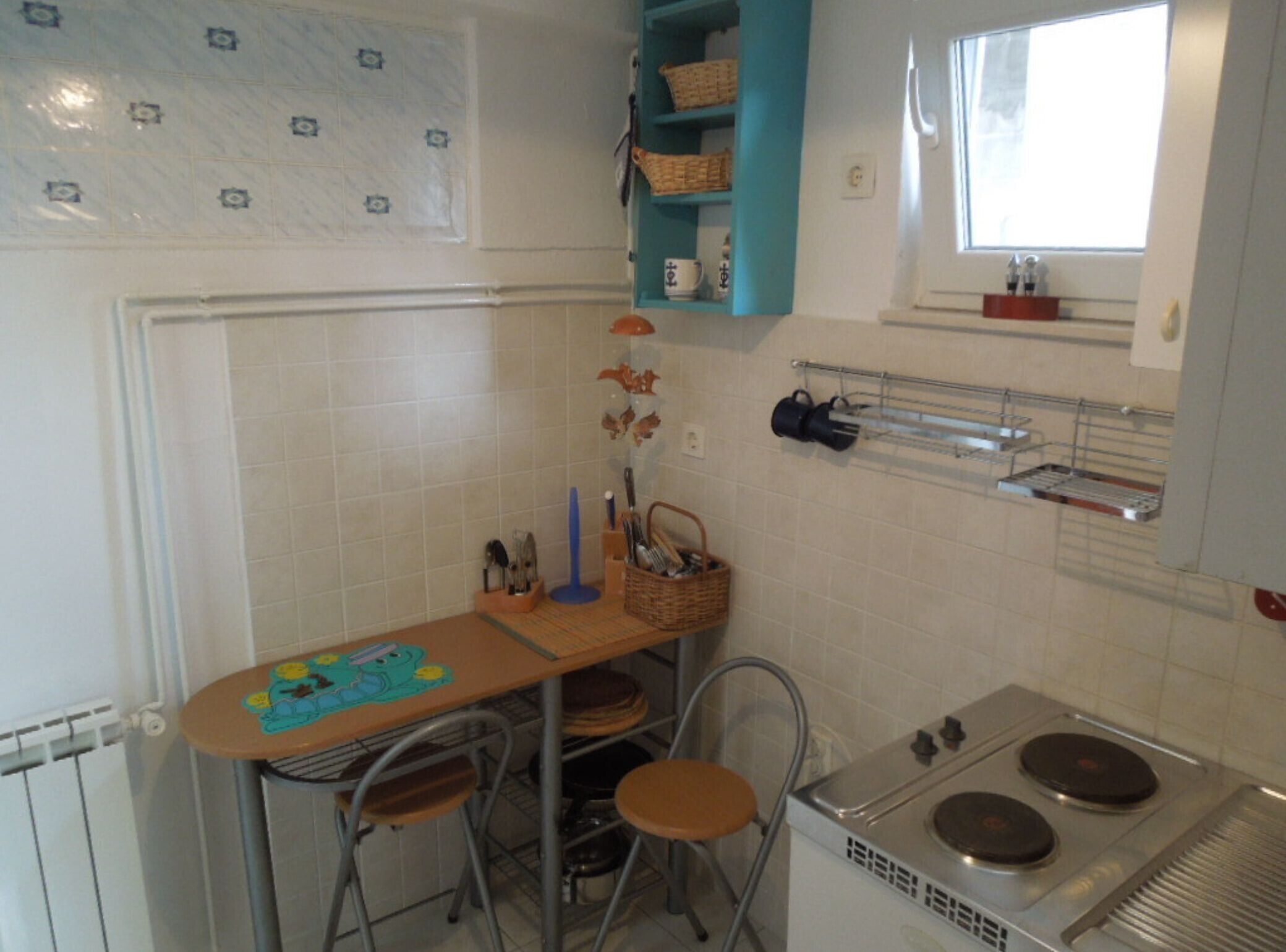 Réfrigérateur, plaque de cuisson, cafetière/bouilloire