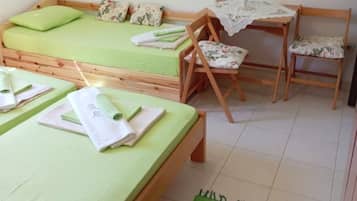 Tabla de planchar con plancha, wifi y ropa de cama