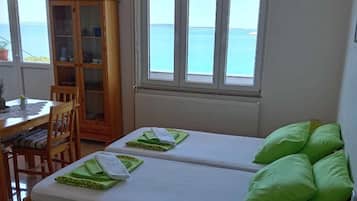 Tabla de planchar con plancha, wifi y ropa de cama