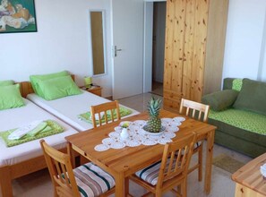 Iron/ironing board, WiFi, bed sheets