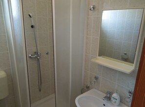 Dusche, Haartrockner, Handtücher