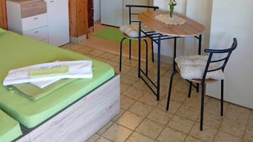 Tabla de planchar con plancha, wifi y ropa de cama