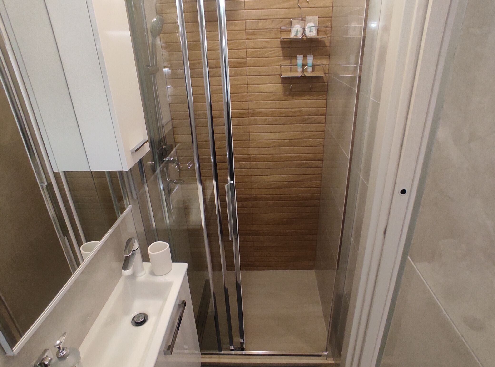 Een douche, een haardroger, handdoeken
