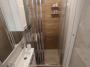 Chuveiro, secador de cabelo, toalhas de banho