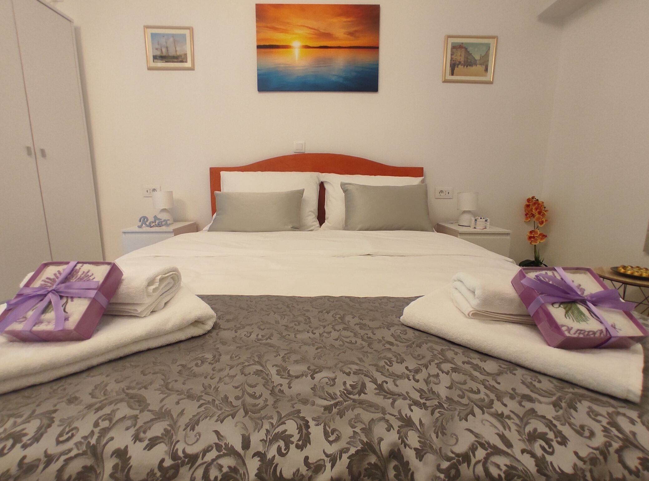 1 habitación, tabla de planchar con plancha, internet y ropa de cama 