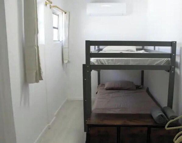 2 quartos, cofres nos quartos, escrivaninha, Wi-Fi