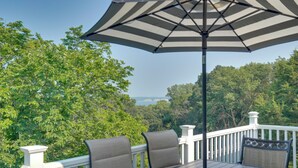 Outdoor dining - Family-Friendly ‘Lakeview Cottage’ w/ Deck & View (Yankton)