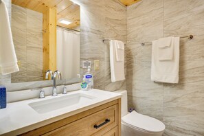 Secador de cabelo, toalhas de banho