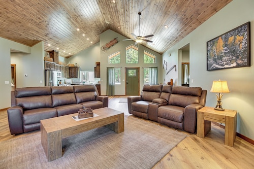 Fire Pit + Deck: Airy Cabin Near Pinetop Lakes