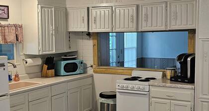 The Overlook. Cozy 1-bedroom on the banks of the Beautiful White River