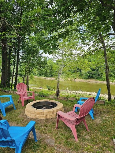 The Overlook.  Cozy 1-bedroom on the banks of the Beautiful White River 