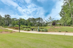 Property Views - Walk to Parks & Dining! Alpharetta Family Home (Alpharetta)
