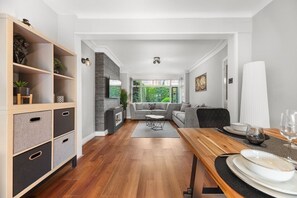 TV - Beautiful 3 Bed House (Chapel Allerton)