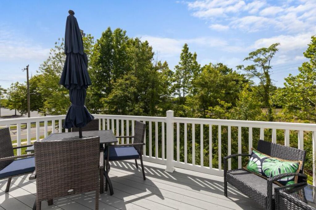 Charming townhome with prime location, upscale amenities, & personalized service