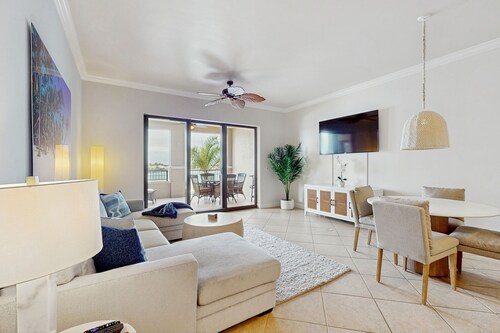 Luxury Waterfront Condo in Esplanade Shoppes, Steps to Dining & Beaches!