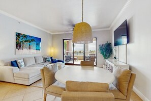 TV, DVD player, videoteca