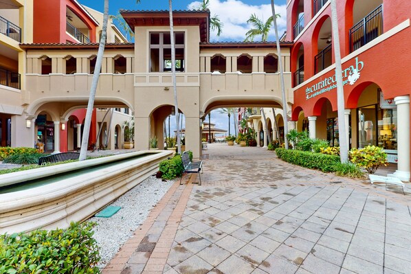 Property grounds - Luxury Waterfront Condo in Esplanade Shoppes, Steps to Dining & Beaches! (Marco Island)