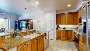 ثلاجة، ميكروويف، فرن، موقد طهي مسطح