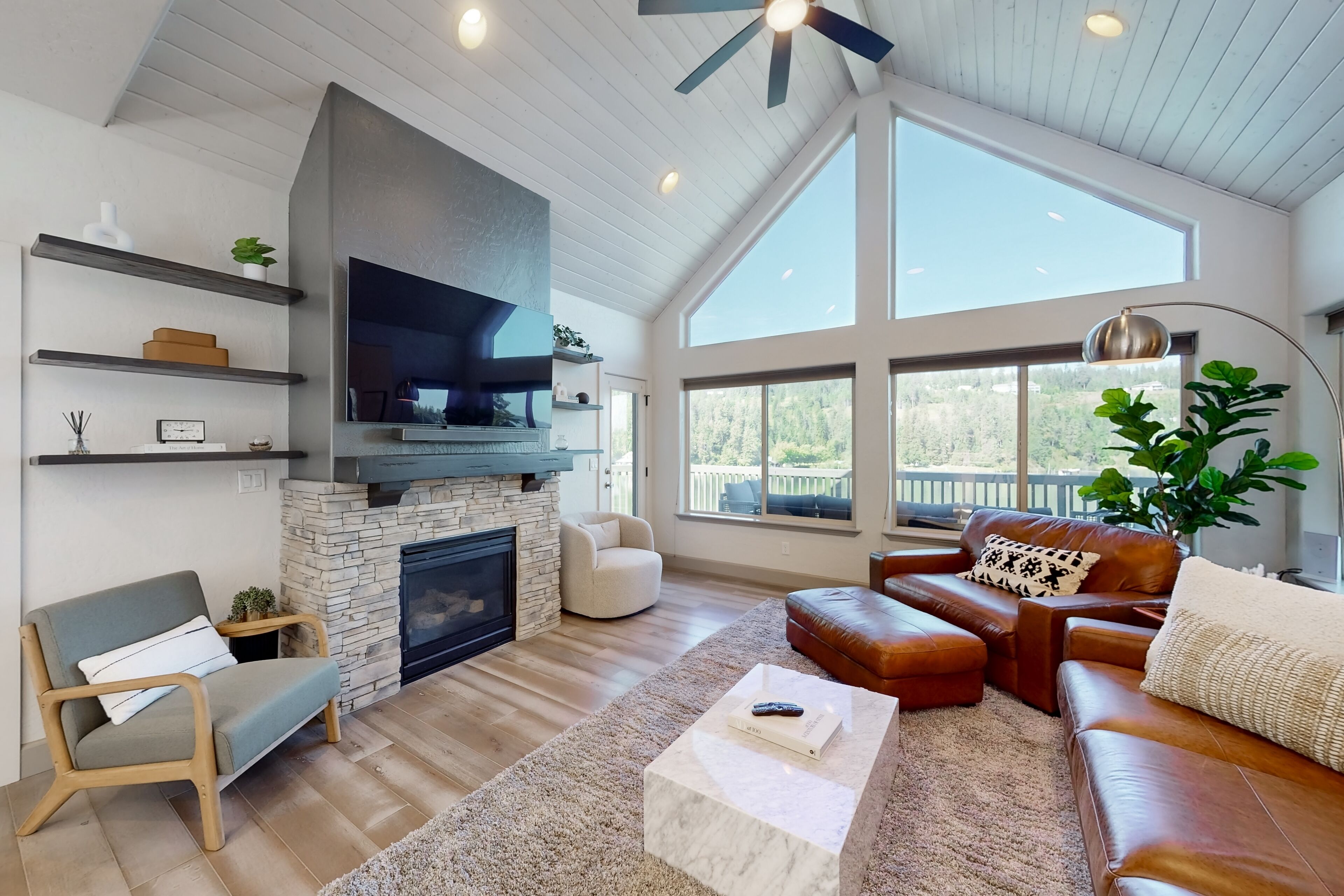 Lakefront gem with dock access, WiFi, foosball table, BBQ grill