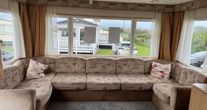 3 Bed Caravan - Sleeps 6 - Pets - Parking - Wifi