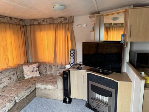 3 Bed Caravan - Sleeps 6 - Pets - Parking - Wifi