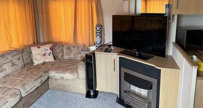 3 Bed Caravan - Sleeps 6 - Pets - Parking - Wifi