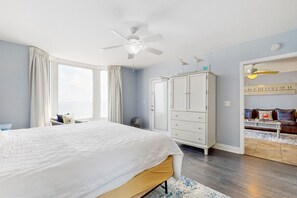 2 bedrooms, iron/ironing board, Internet, bed sheets - Gorgeous beachfront condo with shared pool, private balcony and beach access (Panama City Beach)
