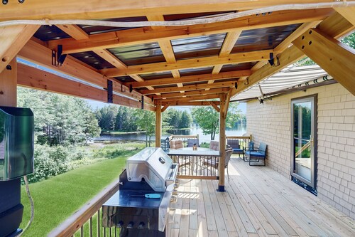 Charming Lakefront House with Outdoor Firepit, Washer/Dryer and Wifi