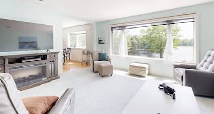 Charming Lakefront House with Outdoor Firepit, Washer/Dryer and Wifi