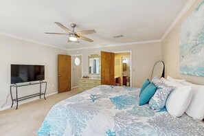 4 bedrooms, iron/ironing board, internet, bed sheets - Private home, walk to beach, backyard oasis, dog-friendly, W/D, & central A/C (North Myrtle Beach)