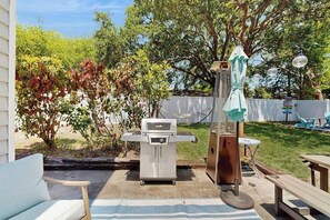 Outdoor dining - Private home, walk to beach, backyard oasis, dog-friendly, W/D, & central A/C (North Myrtle Beach)