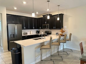 Refrigerador, microondas, horno, placa de cocina