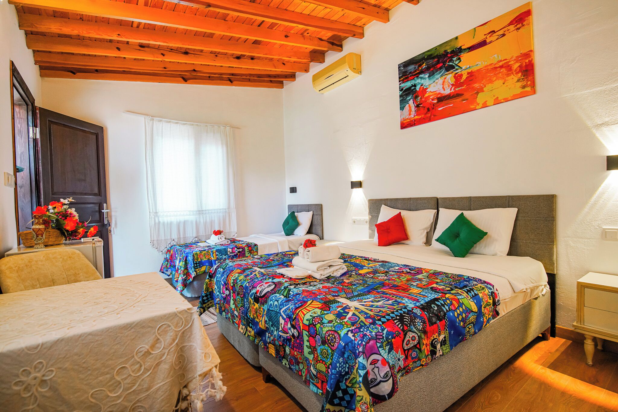 Habitación triple estándar, vista al patio | Minibar, cunas gratuitas, wifi gratis y ropa de cama 