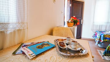 Standard Triple Room, Courtyard View | Minibar, free cribs/infant beds, free WiFi, bed sheets