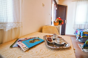 Kamar Triple Standar, pemandangan halaman | Minibar, tempat tidur bayi gratis, Wi-Fi gratis, dan seprai linen