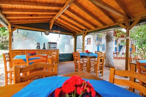 Desayuno con opciones de la cocina local incluido todos los días 